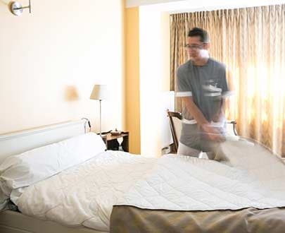 ASH s'occupant d'une chambre